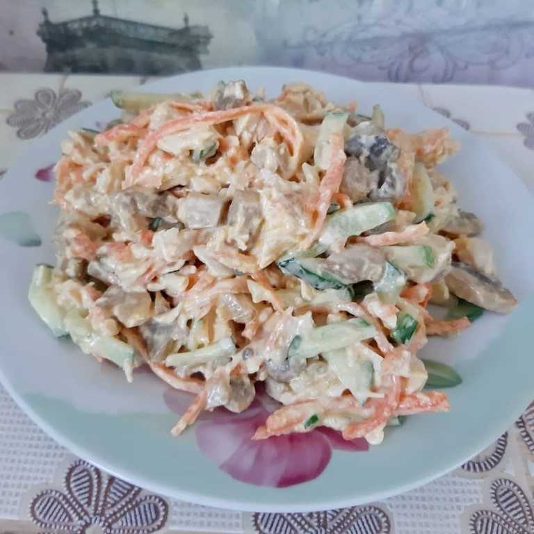 Легкий салат с морковкой и грибами