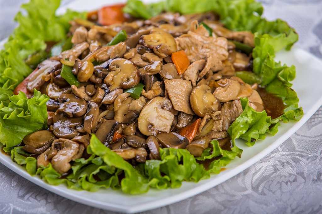 Салат с говядиной и грибами: сочетание ароматов и текстур