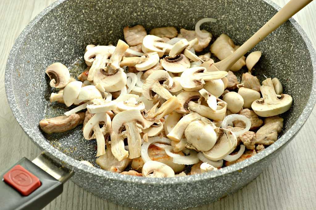 Рецепт из шампиньонов свежих на сковороде. Обжарить лук с грибами. Грибы на сковороде. Шампиньоны нарезанные. Жареные грибы.
