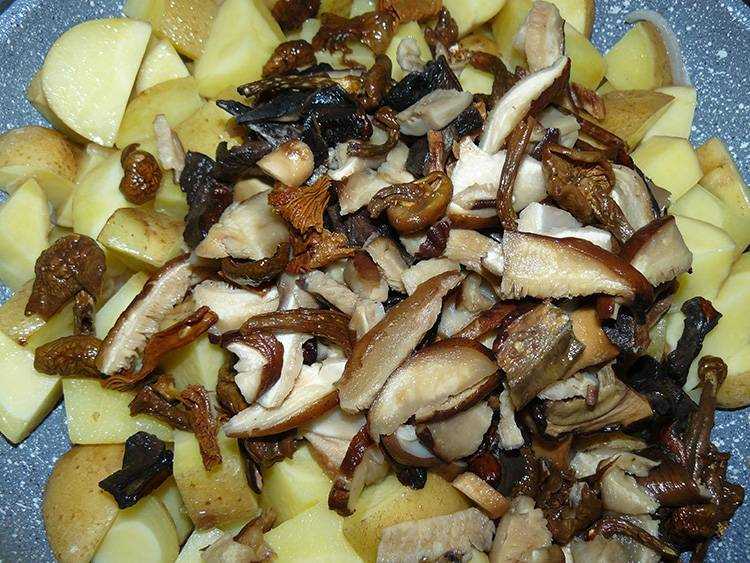 Приготовление жареной картошки с грибами